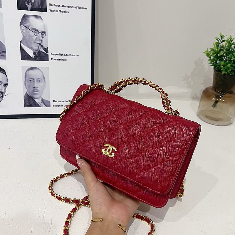 Portefeuille Sur Chaîne en Cuir d'Agneau Brillant avec Perles et Métal Doré